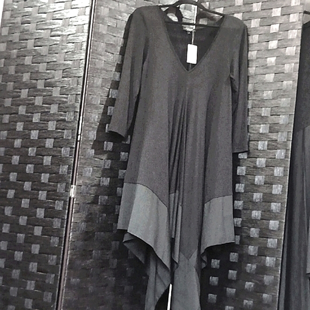 CQ BY CQ HANKERCHIEF HEM,MIDI,MIXED MEDIA BLACK DRESS. SIZE L.